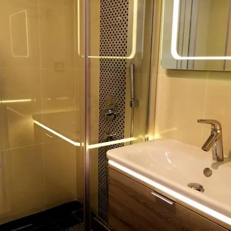 Sole Wt/ Private Pool& In Center