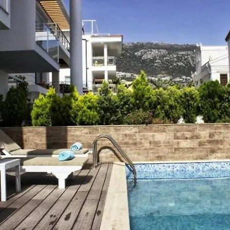 Sole Wt/ Private Pool& In Center